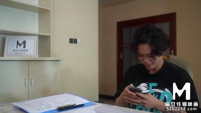 HD Clip Features Sultry Wench in Steamy Seduction Scene