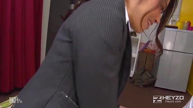 Mature Sales Lady Maki Hojo Teaches You How To Seduce With Her Body Skills