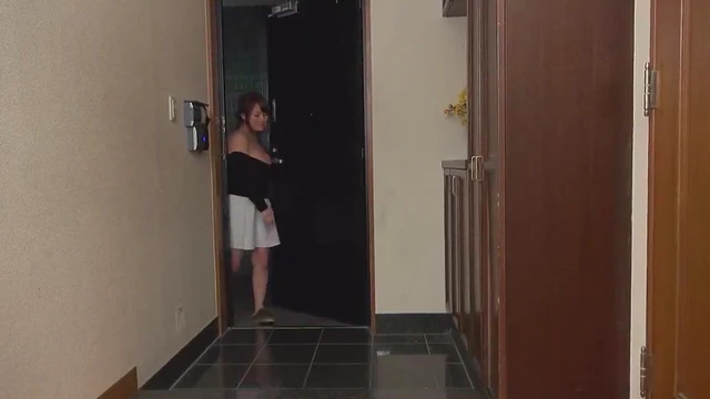 No Bra Wife Seduces Neighbor With Super Huge Breasts For Steamy Sex