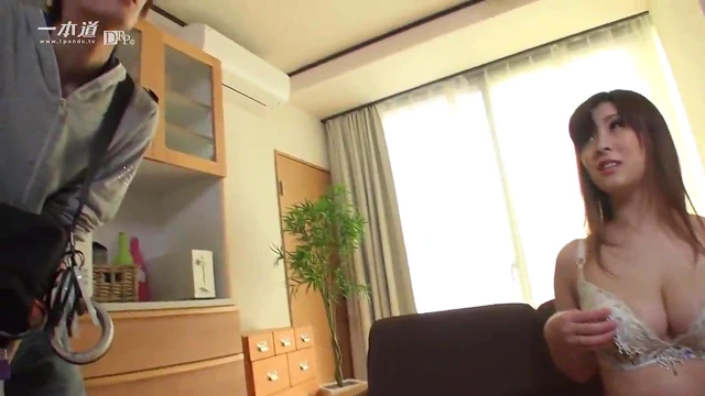 Honoka Orihara's Natural Big Boobs Seduce Newcomer During Sultry Shoot