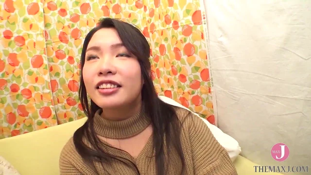 Embarrassed Amateur Lesbian Pickup: Teasing & Licking My Best Friend’s Raw Pussy For The First Time