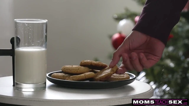 Molly Little Asks Bunny Madison, Does Santa Prefer Breast Milk With His Cookies? -S18,E9