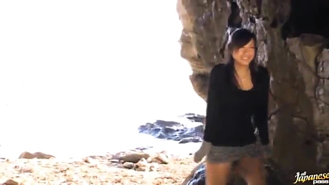 Passionate Japanese Hottie Gets Her Pussy Toyed Deep Inside Cave