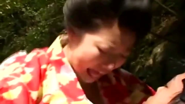 Adorable Geisha Lures You In With Seductive Japanese Temptation