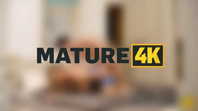 Sizzling Mature Lady Tempts With Seductive Over 50 Blowjob Action