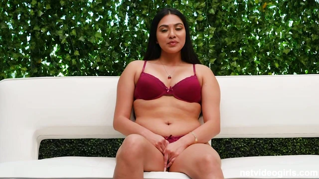 Seductive Beauty Noname Delivers Unforgettable Blowjob Experience