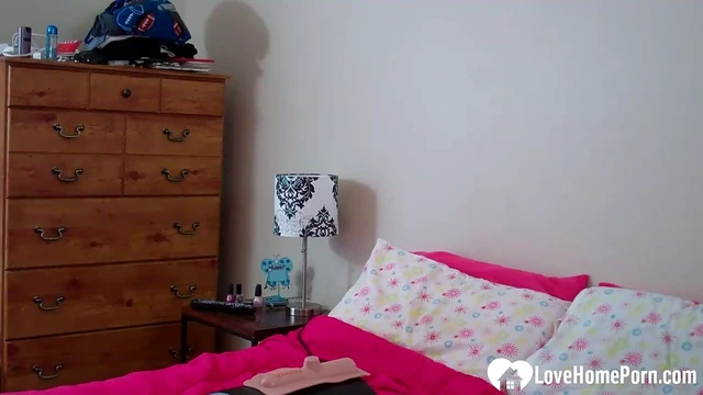 Lovebird Camgirl Shows Off Her Skills Live On Camera For You To Enjoy