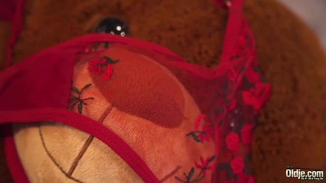 Nick & Olivia's Fingering Adventure: Passionate Sex With An Older Man