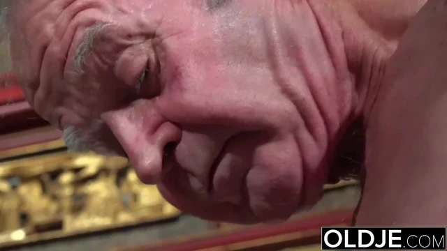 Arwen Gold Sizzles with Mature Passion in Erotic Porn Adventure