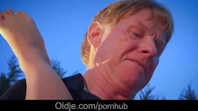 Sexy Bendy Jessi Gold Tempts Elderly Man for Steamy Sex Scene