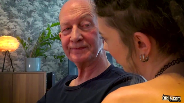 Passionate Queen Bee Gives Deep Throat Smut to Hungry Oldman