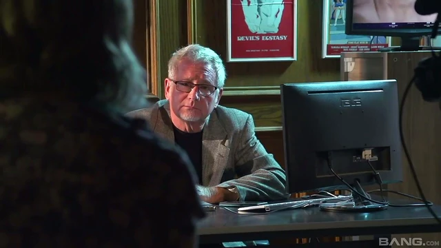 Sultry Latina Audrey Royal Gives Head Before Riding Him Hard