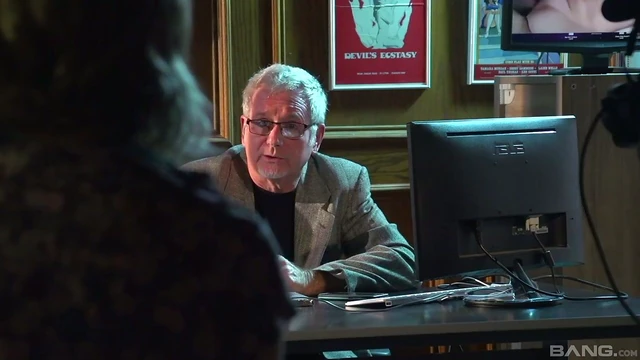 Sultry Latina Audrey Royal Gives Head Before Riding Him Hard