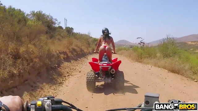 Luna Star's Bubble Butt Gets Fucked Hard Outdoors Under Moonlight