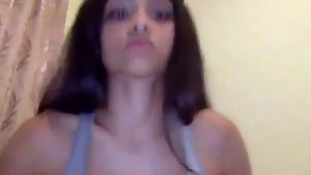 Seductive Latina Shows Tight Pussy Live on Webcam Seductively