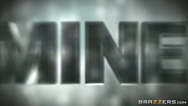 Crazy Jasmine Jae Enjoys Hardcore Fuck While Friend Watches Seductively