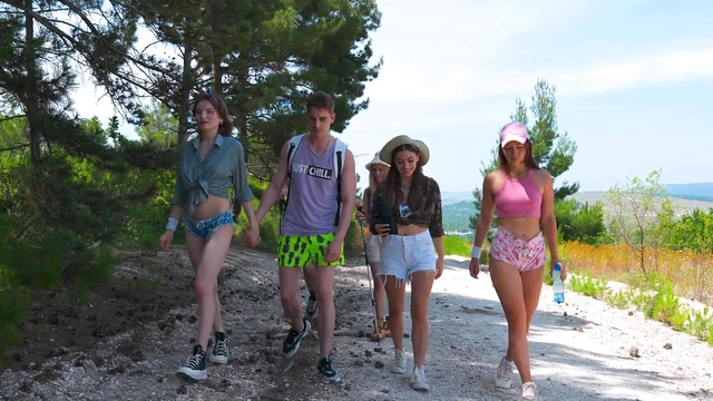 Elise Moon & Milka Wey Enjoy Rough Group Action with College Babes