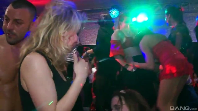 Amateur Porn Hottie Treats Cock With Passionate Blowjob at Hot Party