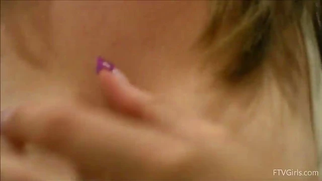 Mae Lynn Shows Off Her Skills During Steamy Mall Encounter