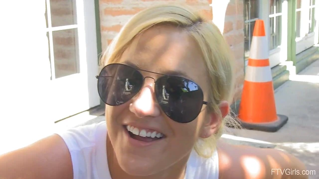 Ariane Shows Off by Pleasing Her Juicy Pussy Solo in Public