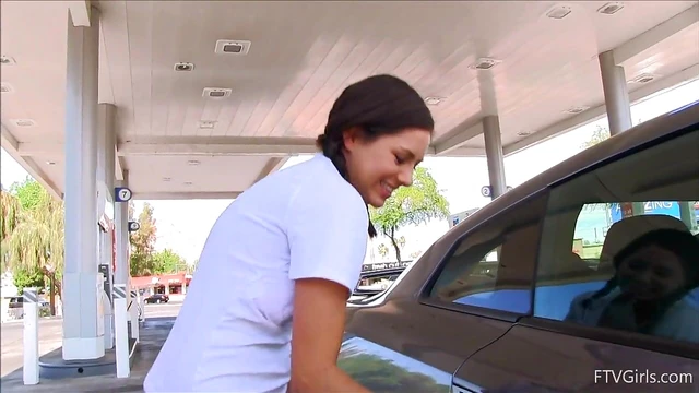 Bold Beauty Flashes Her Tits During Lunch & Hardware Shopping Trip