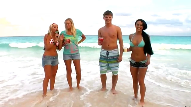 Beachside Amateur Babes Get Paid in Cash for Hot Outdoor Hookup