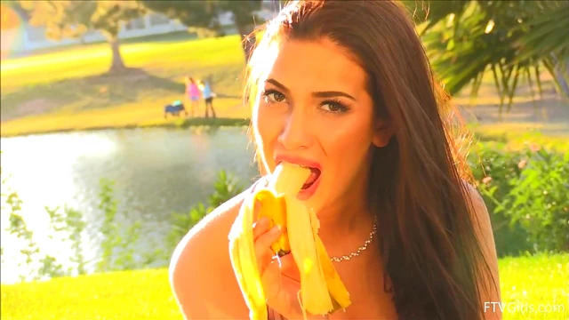 Olivia Shows Off Seductive Skills by Publicly Pleasuring Herself Outdoors