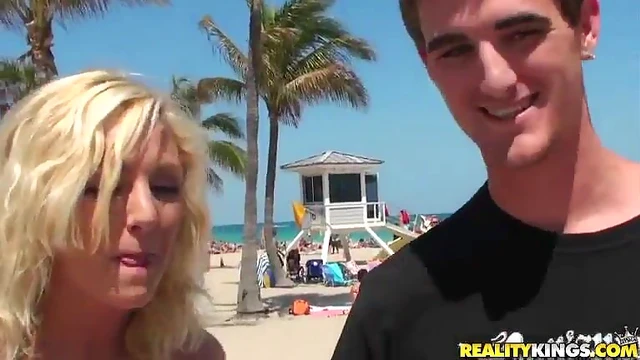 Sexy Amateur Slut Gets Fucked Hard by Stranger Inside Van