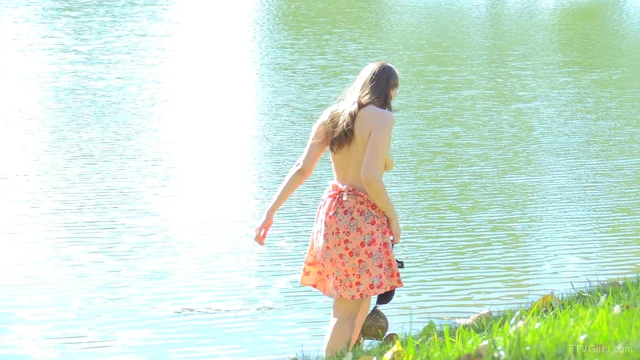 Sizzling Jenna Takes Her Vibrations Outside for Ultimate Outdoor Pleasure