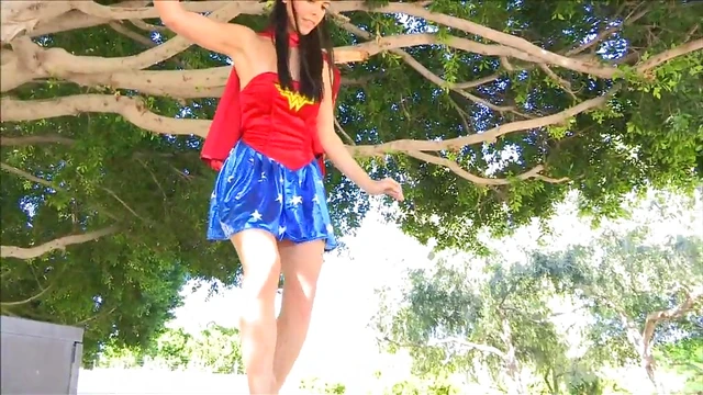 Alannah Bares Her Tits & Smooth Pussy大胆地在公园秀出自我