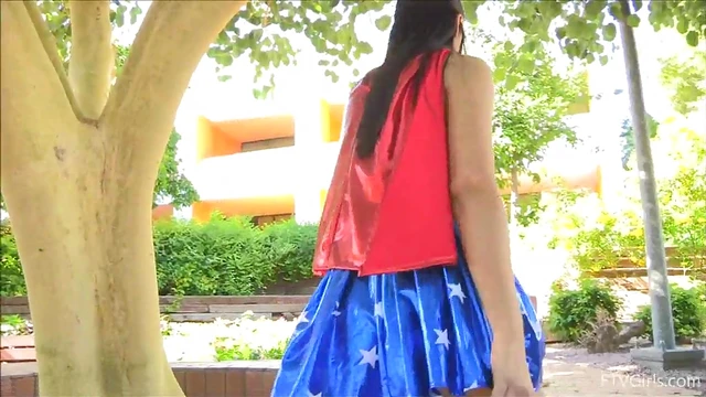 Alannah Bares Her Tits & Smooth Pussy大胆地在公园秀出自我