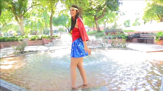 Alannah Bares Her Tits & Smooth Pussy大胆地在公园秀出自我