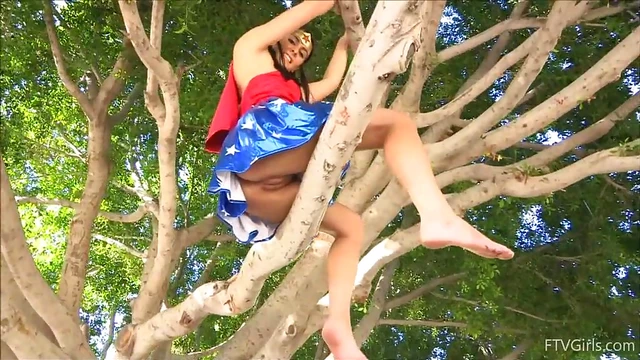 Alannah Bares Her Tits & Smooth Pussy大胆地在公园秀出自我