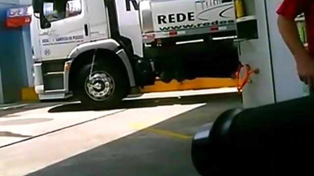 Sexy Cameltoe Action at Busy Gas Station Reveals Hidden Depths