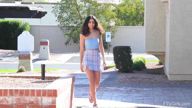 Seductive Brunette Paola Fingers Her Juicy Pussy in Delicious HD Bliss