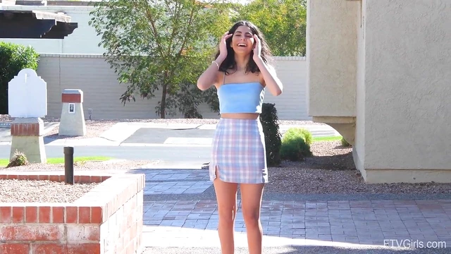 Seductive Brunette Paola Fingers Her Juicy Pussy in Delicious HD Bliss