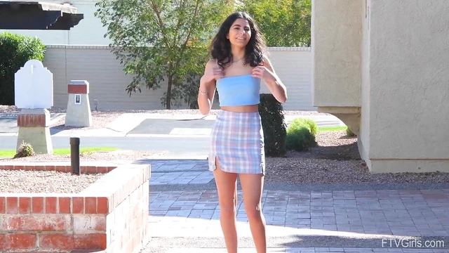 Seductive Brunette Paola Fingers Her Juicy Pussy in Delicious HD Bliss