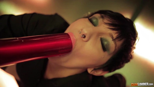 Stunning Brunette Soraya Wells Delivers Kinky Sex Sensations Live