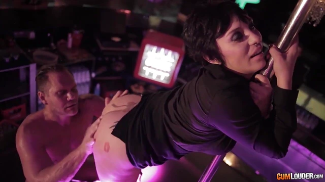 Stunning Brunette Soraya Wells Delivers Kinky Sex Sensations Live