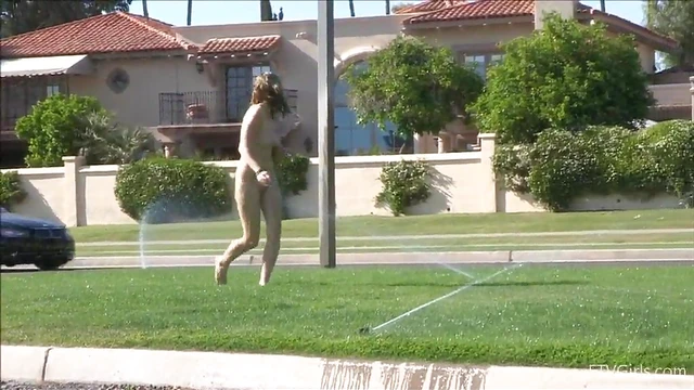 Curvy Amateur Babe Thrills by Showcasing Hot Body in Public Places