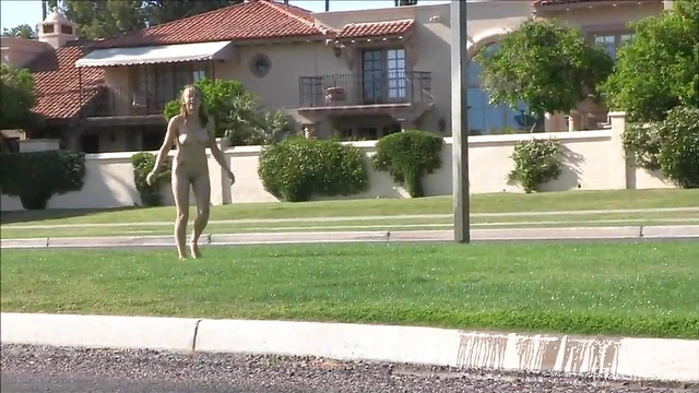 Curvy Amateur Babe Thrills by Showcasing Hot Body in Public Places