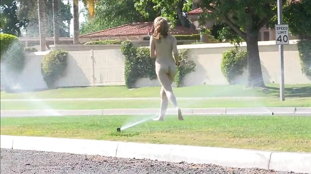 Curvy Amateur Babe Thrills by Showcasing Hot Body in Public Places