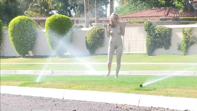 Curvy Amateur Babe Thrills by Showcasing Hot Body in Public Places