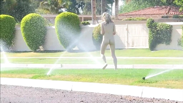 Curvy Amateur Babe Thrills by Showcasing Hot Body in Public Places