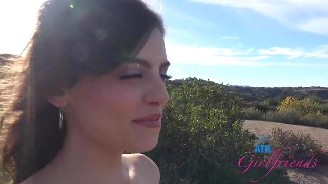 Outdoor Temptress: Amateur Angel Windell Exposes Her Sultry Cunt Delightfully