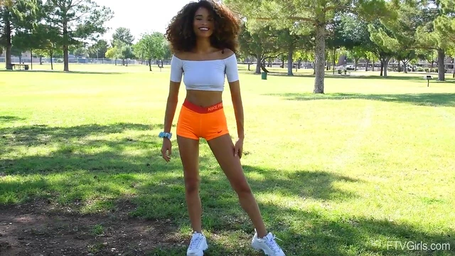 Brunette Cecilia's Hot Homemade Video Fingers Her Pussy Hard & Fast