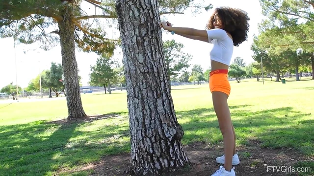 Brunette Cecilia's Hot Homemade Video Fingers Her Pussy Hard & Fast