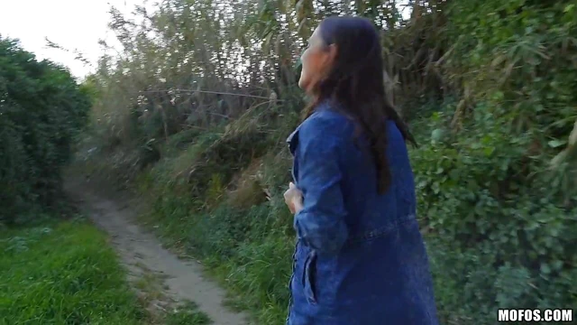 Horny Alyssa Reece Craves Wild Outdoor Fuck With Stranger