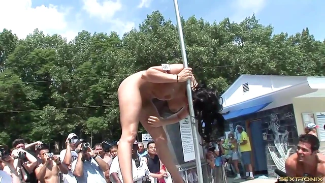 Outdoor Porn Stars Show Off Their Sexy Bodies Naturally Under Sunlight