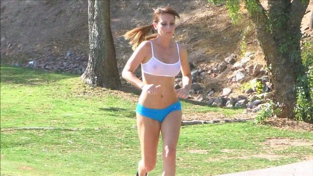 Sweaty Jogger Reveals Perky Boobs & Plump Pussy After Run